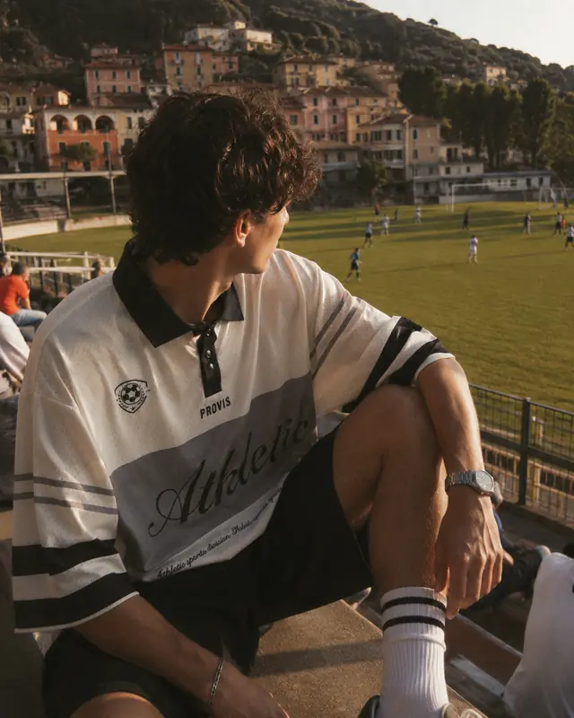Ragazzo con maglia sportiva vintage allo stadio