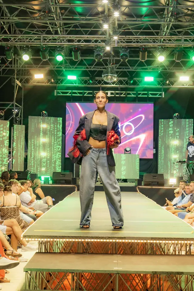 Modella in total black con giacca in pelle sulla passerella