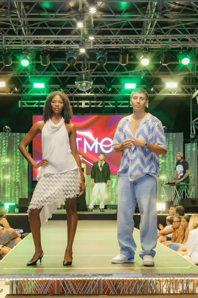 Modella in abito animalier sul lungomare di Diano Marina di notte